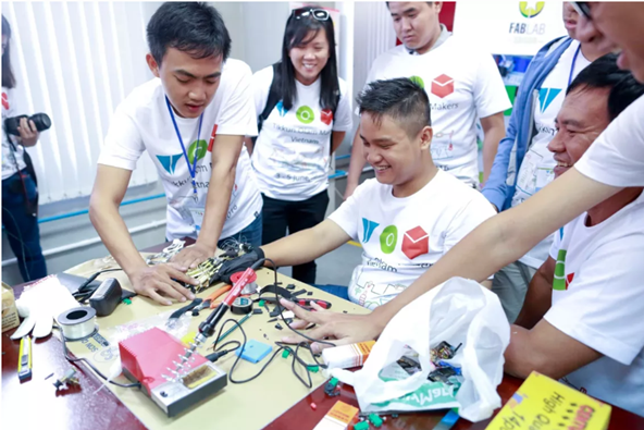 A Need-Knower tries the prototype developed by students and companies employees